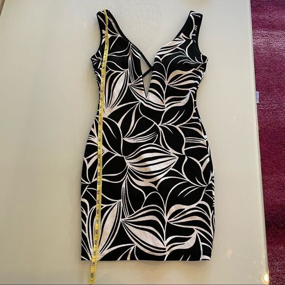 Abstract Leaf Bodycon Mini Dress - Picture 4 of 10
